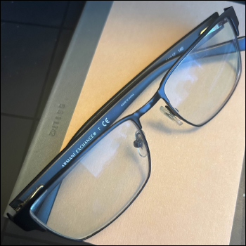 Window that lights up different lights at different angles